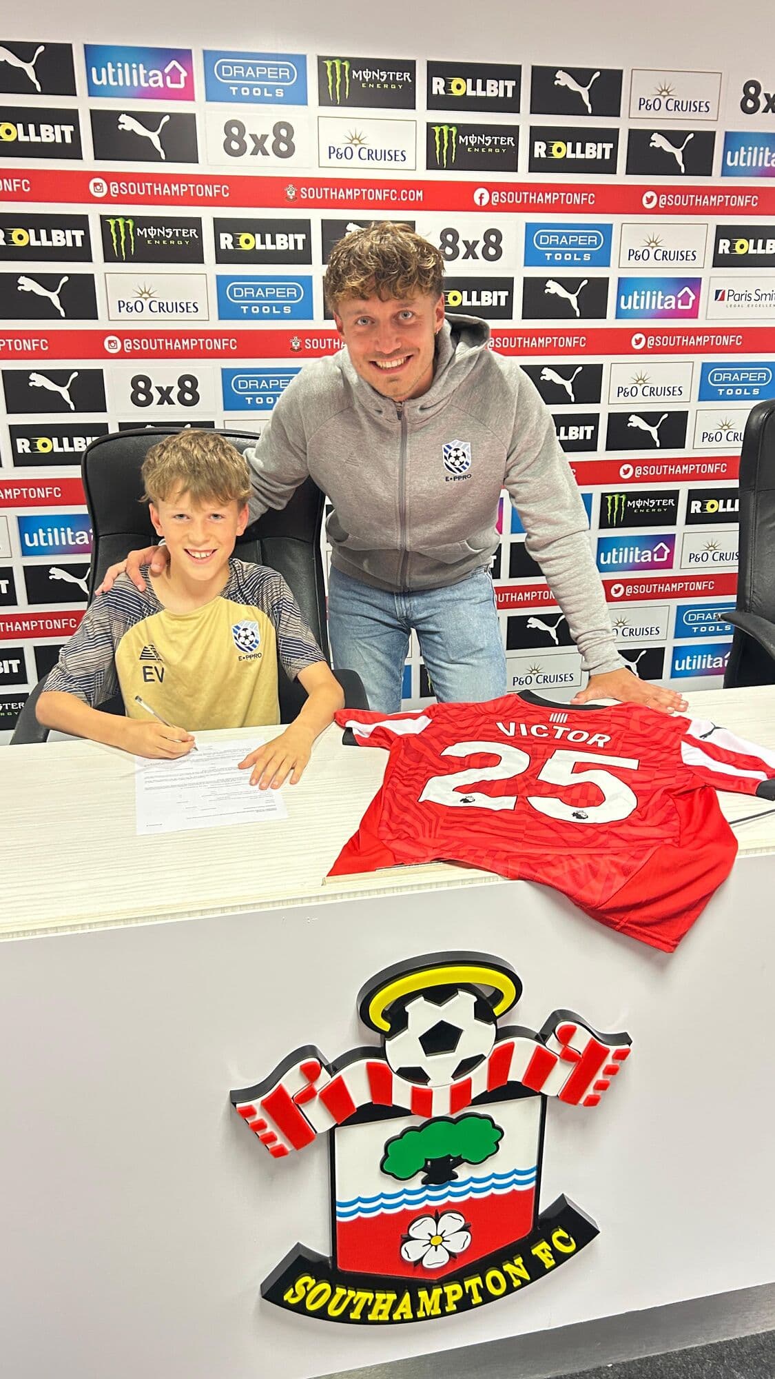E-PPRO player (Victor, No. 25) signing for Southampton FC